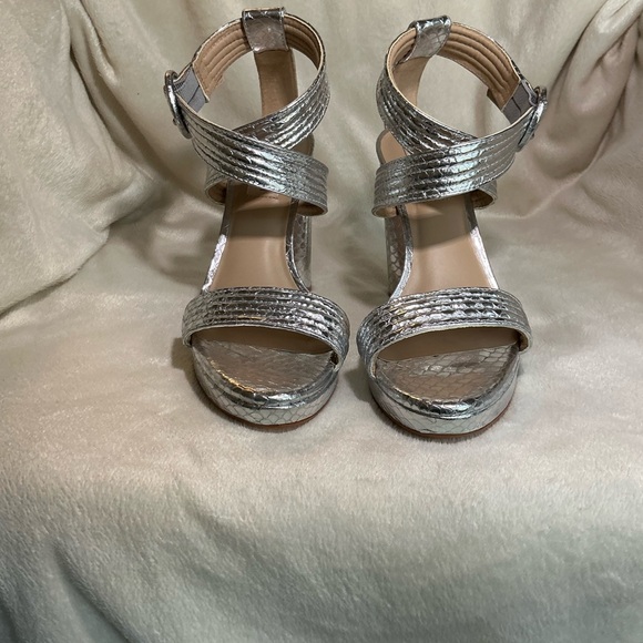NEW Antonio Melanie “Camille” Silver Metallic Strappy Platform Sandals NWT - Picture 3 of 9